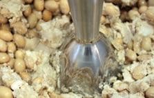 大豆を潰す様子